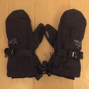 Kombi kids ski mittens in black. Junior Small.
